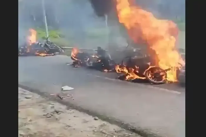 27 motor dan 1 truk dibakar warga yang bentrok dengan perusahaan ban di wilayah Sipispis, Serdang Bedagai, Sumatera Utara