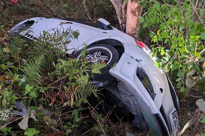 Toyota Limo anjlok ke bahu jalan sedalam 2 meter di JJLS padukuhan Temanggung, Jetis, Saptosari, Gunungkidul, Daerah Istimewa Yogyakarta