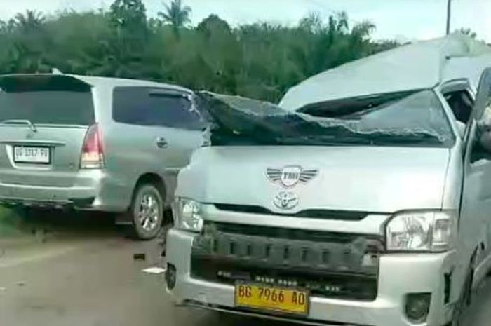 Toyota HiAce pelat kuning BG 7966 AO usai terlibat kecelakaan dengan truk di Jalan Raya Palembang-Jambi KM 95, desa Seratus Lapan, Babat Supat, Musi Banyuasin, Sumatera Selatan, sekitar pukul 15:10 WIB, (28/6/26)