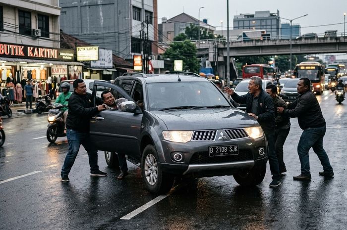 Ilustrasi perampasan Pajero oleh keompok debt collector yang dipimpin pensiunan polisi