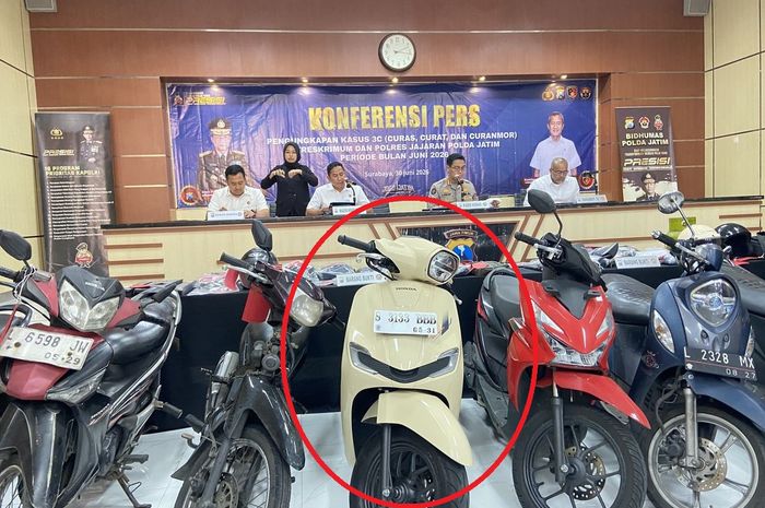 Deretan motor barang bukti aksi pencurian kendaraan bermotor yang diamankan Ditreskrimum Polda Jatim, salah satunya ada Honda Stylo 160 yang berfitur smart key atau keyless