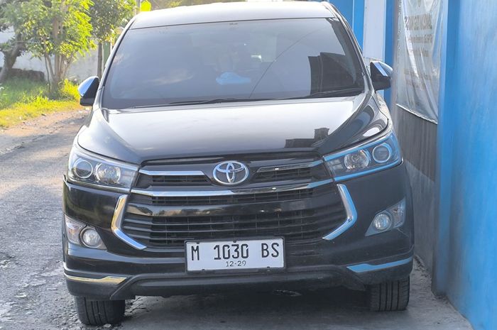 Toyota Venturer yang aslinya diduga berpelat dinas merah M 1169 AP diganti jadi putih M 1030 BS oleh Staf Khusus Non ASN Bupati Pamekasan