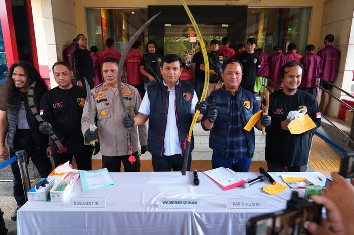 Ditreskrimum Polda Sumut tunjukan senjata tajam yang diamankan dari komplotan begal motor yang sudah beraksi 25 kali di kota Medan dan Deli Serdang