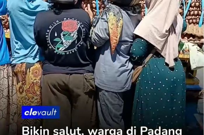 Bukan menjarah, warga Padang, Sumatera Barat justru membeli telur dari truk yang alami kecelakaan di Bypass Padang Km 20 demi ringankan kerugian sopir