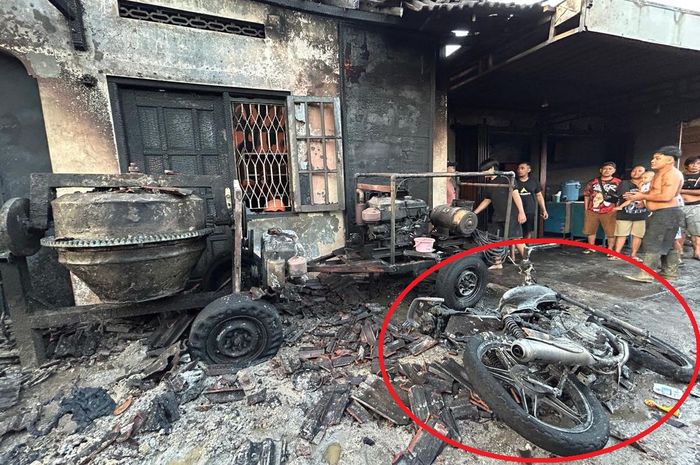 Dalam lingkaran merah Suzuki Thunder pengangkut Pertalite milik penjual bensin eceran terbakar ikut menghanguskan rumah, mesin molen mini dan genset diesel di kampung Krajan, Mojosongo, Solo, Jawa Tengah