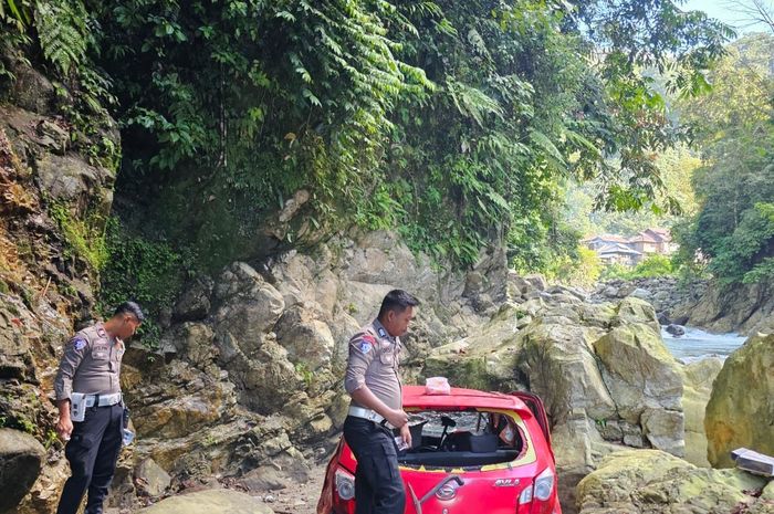 Polisi tengah mengevakuasi Daihatsu Ayla yang terjun ke jurang sedalam 50 meter dan menewaskan bayi usia 4 bulan di Jalan Raya Padang&ndash;Bukittinggi, Nagari Kandang Ampek, Kecamatan 2x11 Kayu Tanam, Padang Pariaman, Sumatera Barat sekitar pukul 06:00 WIB, (1/7/26).