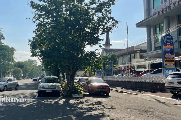 Parkiran mobil di depan Rumah Sakit Gigi dan Mulut (RSGM) Soelastri di Jalan Slamet Riyadi, Solo, Jawa Tengah