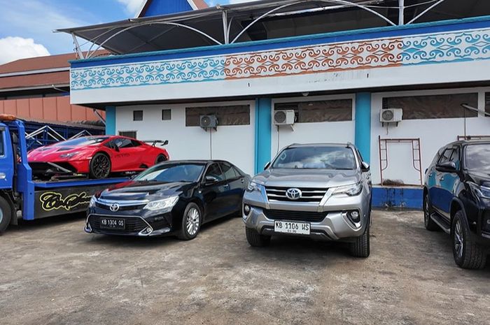 Lamborghini Huracan STO, Toyota Camry dan dua Fortuner sitaan dari tersangka dugaan tindak pidana korupsi pertambangan bauksit di Kalimantan Barat