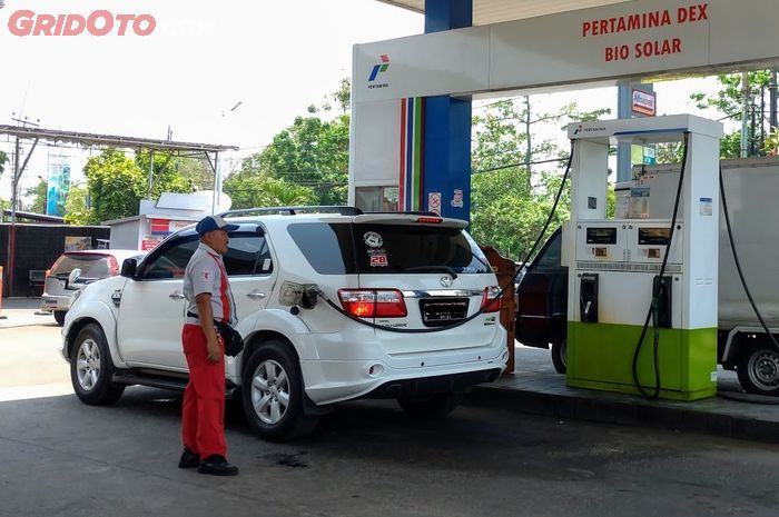 Toyota Fortuner tengah mengisi Bio Solar di SPBU