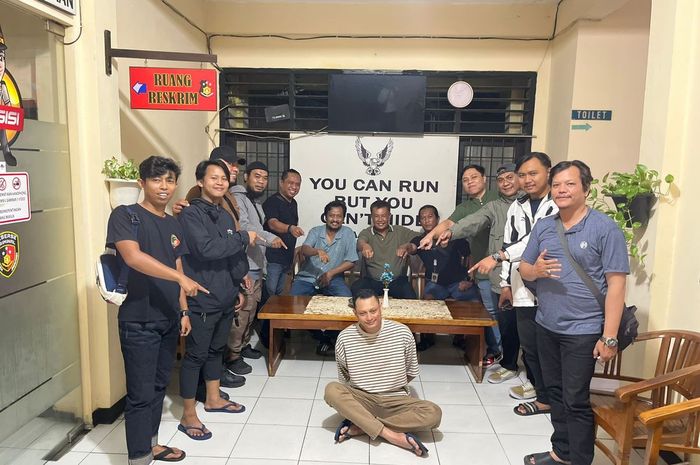 FRS (37) bang jago pengendara Kawasaki Ninja 150 RR yang menampol pemotor lain tanpa sebab di Jalan Raya Jagakarsa, Jakarta Selatan berhasil ditangkap tapi sambil senyam-senyum