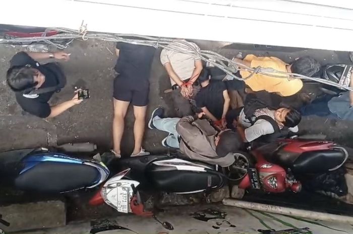Penangkapan dua pelaku pencurian kendaraan bermotor yang dicurigai simpang senjata tajam di Tamansari, Jakarta Barat