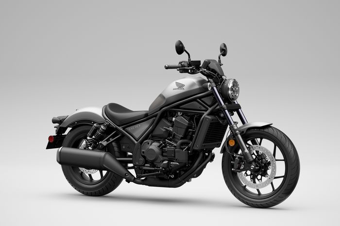 Warna baru ini melengkapi opsi Matte Ballistic Black Metallic yang tetap dipertahankan untuk konsumen yang menyukai tampilan lebih tegas.