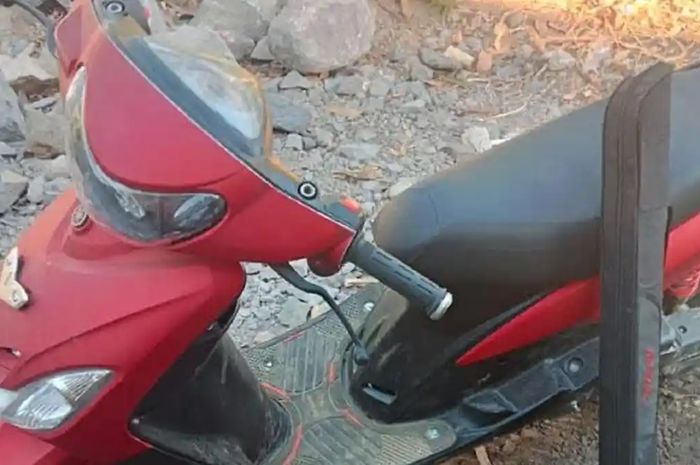 Penemuan Yamaha Mio merah yang jadi barang bukti hilangnya seorang pria yang dilaporkan hilang di tepi sungai Brantas