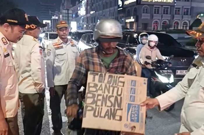 Pengendara motor modus pura-pura kehabisan bensin demi minta uang sedekah dari warga di depan Mall of Indonesia, Kelapa Gading, Jakarta Utara