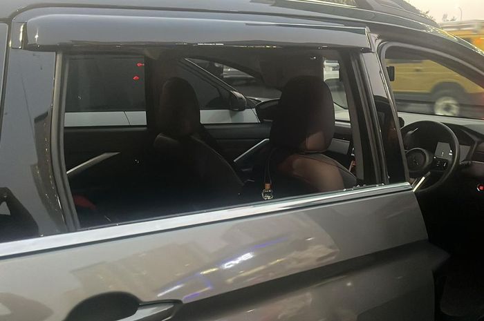 Kaca pintu tengah sisi kanan Mitsubishi Xpander dibobol maling saat ditinggal pemiliknya main padel di BCBD Summarecon Bekasi