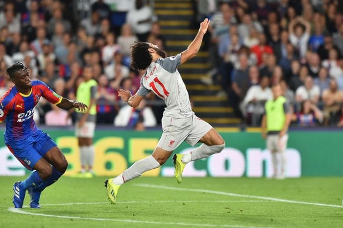 Penyerang Liverpool FC, Mohamed Salah (kanan), dijatuhkan oleh bek Crystal Palace, Aaron Wan-Bissaka, dalam laga Liga Inggris di Stadion Selhurst Park, London pada 20 Agustus 2018.
