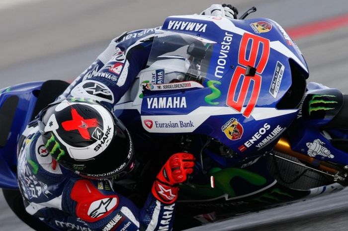 Pebalap Movistar Yamaha asal Spanyol, Jorge Lorenzo, memacu motornya pada hari kedua tes pramusim Mo