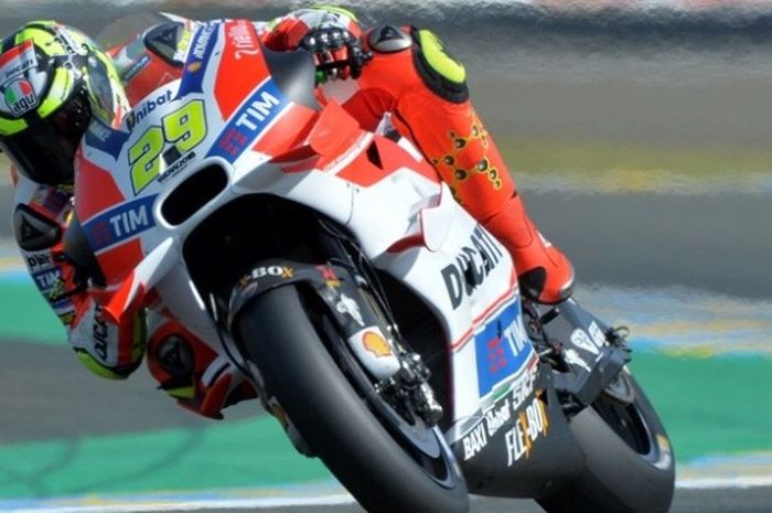 Pebalap Ducati asal Italia, Andrea Iannone, memacu motornya pada sesi latihan GP Perancis di Sirkuit