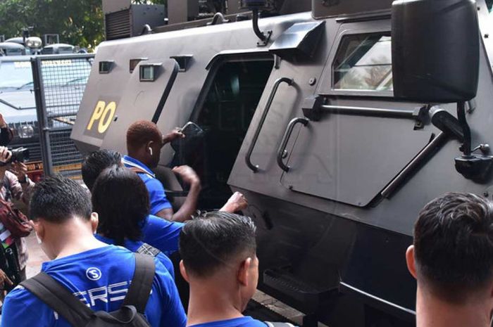 Pemain Persib Bandung menumpangi kendaraan taktis (rantis), seusai laga kontra Persija di Stadion PT