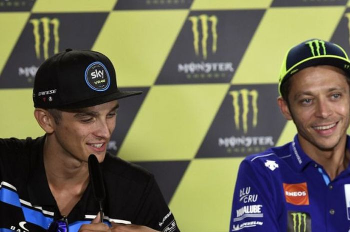 Valentino Rossi dan Luca Marini saat jumpa pers setelah kualifikasi GP Rep Ceska, Sabtu (4/8/2018).
