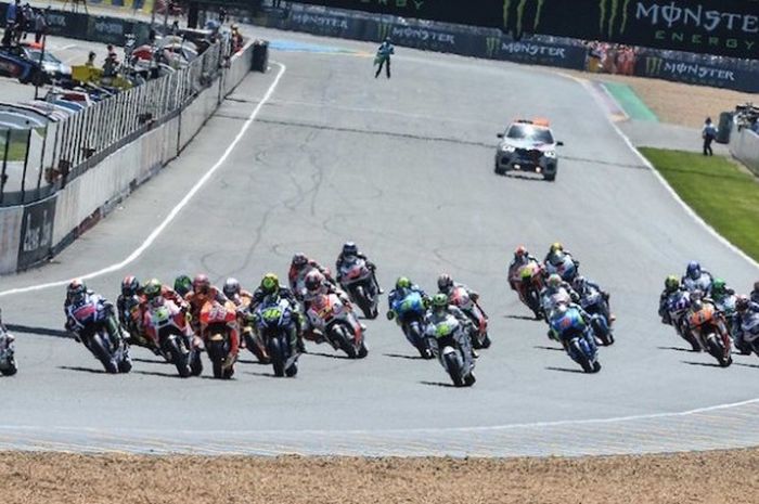 Para pebalap MotoGP memacu motor mereka pada balapan GP Prancis di Sirkuit Le Mans, Minggu (17/5/201