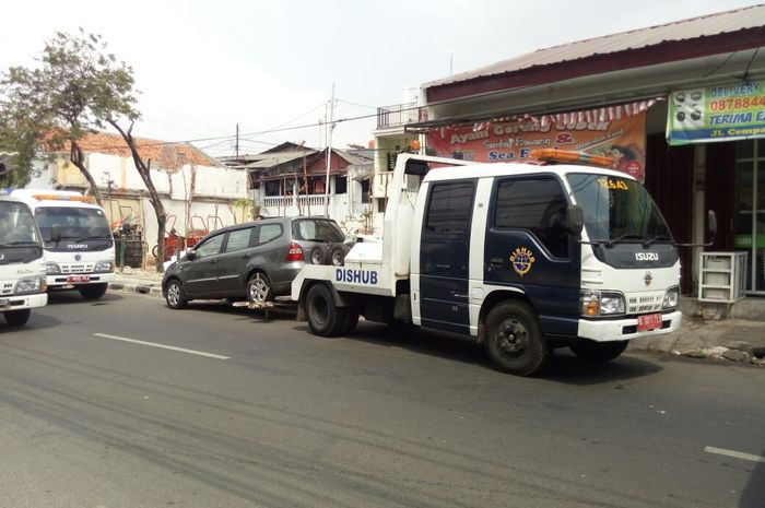 Derek untuk pengguna kendaraan yang parkir sembarangan