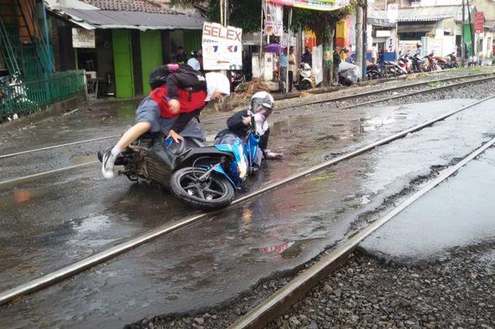 Caranya Melintasi Perlintasan Kereta Api dengan Sepeda Motor