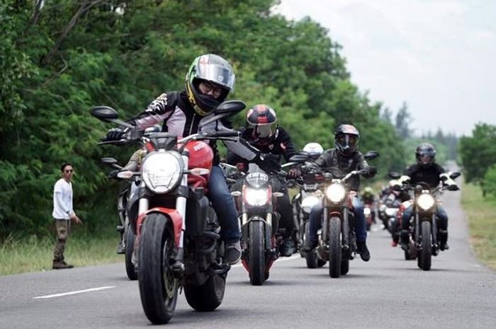 Jaga kecepatan saat touring