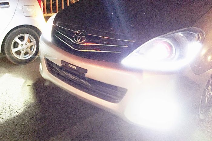 Lampu modifikasi yan terlalu terang mengganggu pengguna jalan lain. Pemakainya pun bisa diberi hukuman