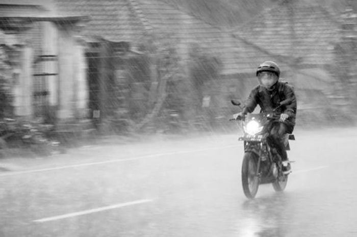 Berkendara saat hujan