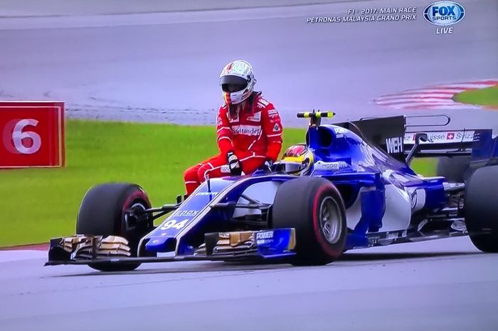 Sebastian Vettel menumpang mobil Sauber yang dikemudikan Pascal Wehrlein usai balapan F1 Malaysia