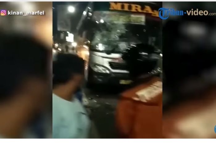 Massa melakukan tindak anarkis terhadap bus yang menabrak pengendara motor