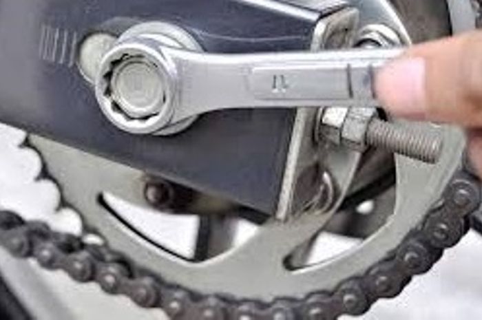Ilustrasi setel rantai motor