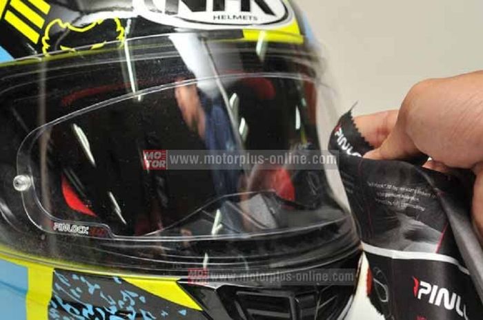 Ilustrasi visor helm yang dipasangkan Pinlock