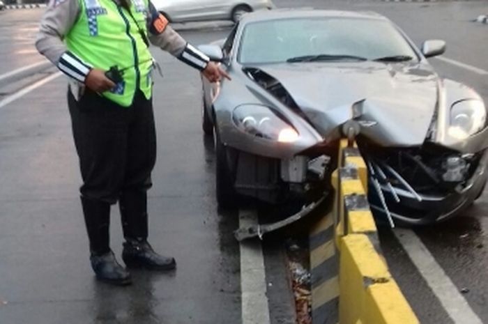 Aston Martin menabrak separator di Jakarta
