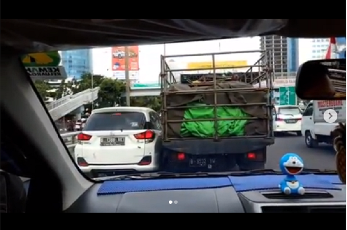 Honda Mobilio vs Truk 