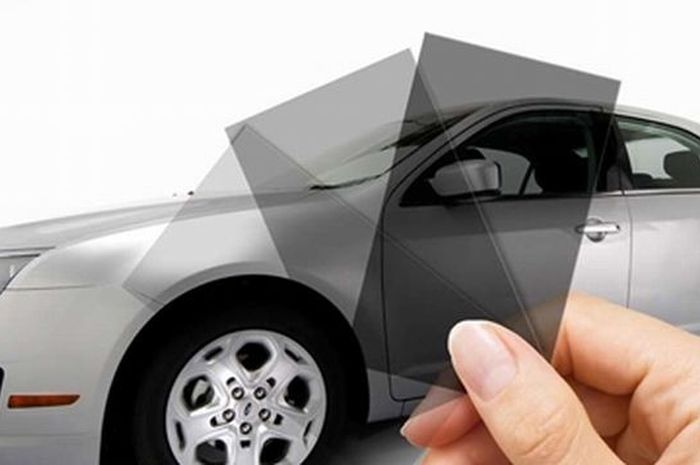 Ilustrasi. Pasang kaca film jangan yang menyerap panas