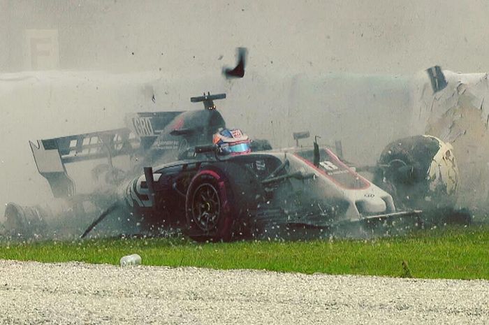 Romain Grosjean mengalami kecelakaan tunggal karena ban belakangnya meletus setelah melewati saluran pembuangan air yang rusak.