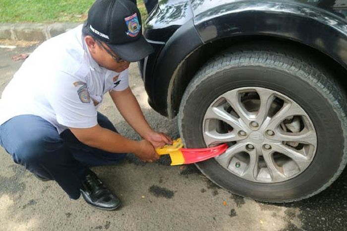 Gembok untuk mobil yang parkir sembarangan di Kota Tangerang Selatan