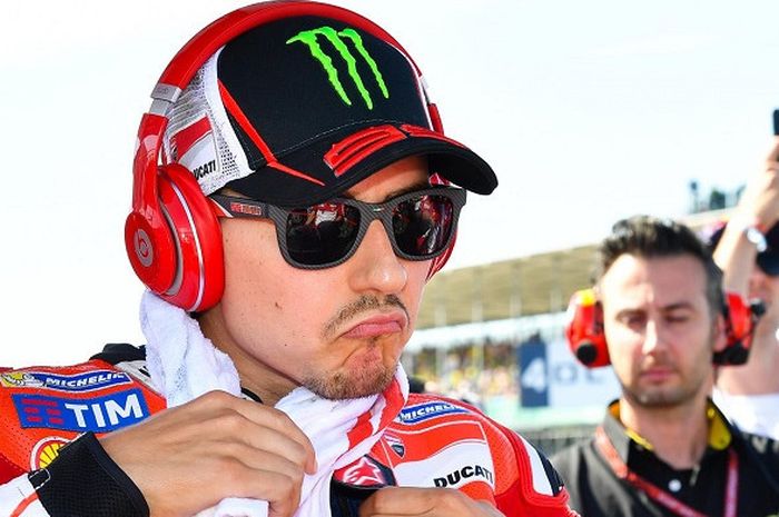 Jorge Lorenzo sedang mendengarkan musik menjelang balapan