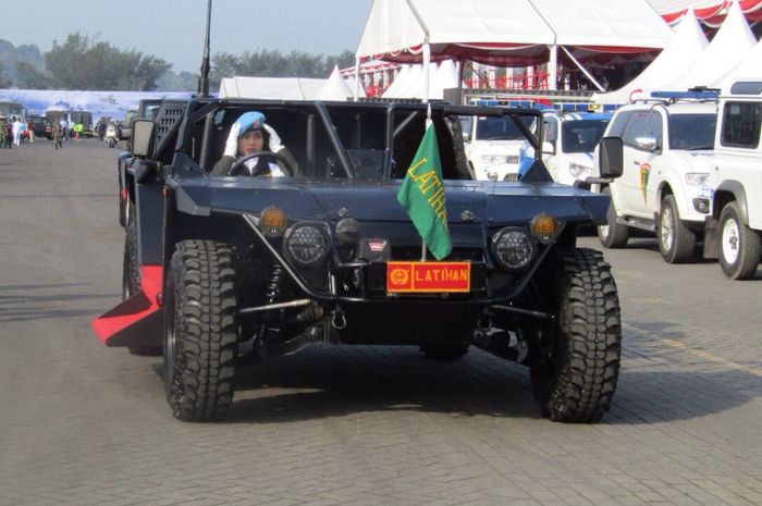 Di Atas MObil Ini Jokowi Melakukan Inspeksi Pasukan di HUT TNI Ke-72