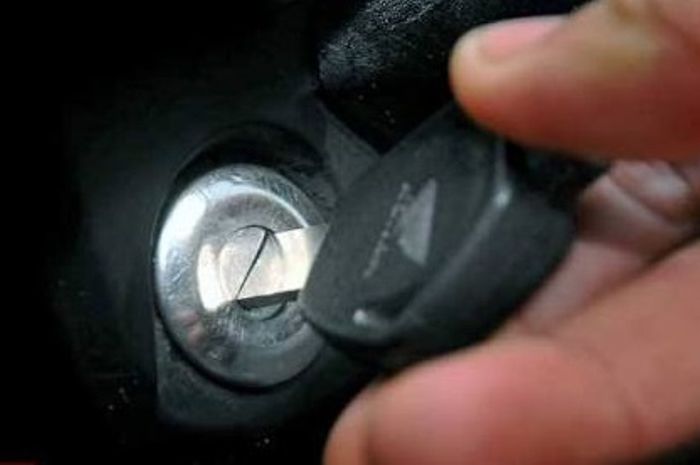 Jok motor tidak bisa dibuka bisa jadi gara-gara banyak karat dan kotoran di rumah kunci