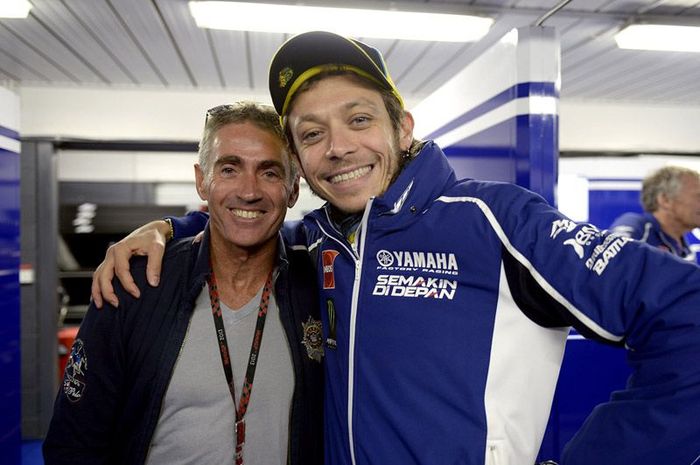 Mick Doohan saat berpose bersama dengan Valentino Rossi