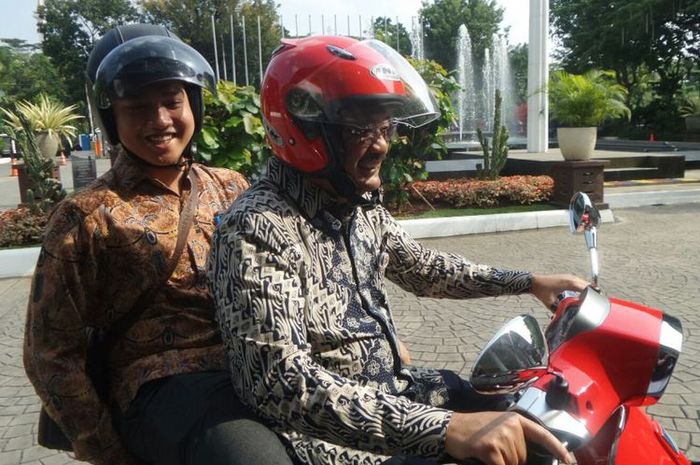 Karena larangan bawa mobil