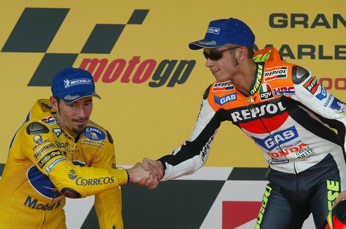 Valentino Rossi dan Max Biaggi bersalaman