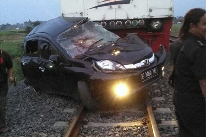 Kecelakaan Kereta APi vs Mobil di Pabedilan