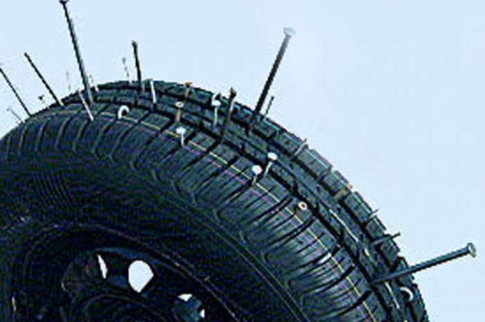 Ban Tubeless Kena Paku