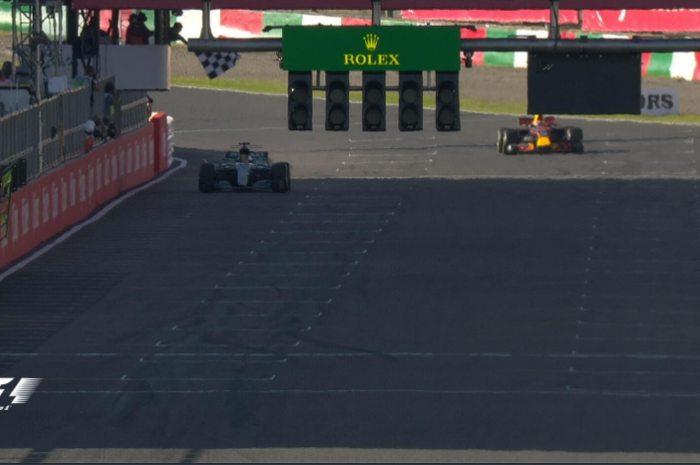 Lewis Hamilton saat memasuki garis finish di Suzuka, 2017
