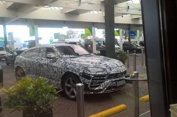 Lamborghini Urus terlihat di tempat pengisian bahan bakar