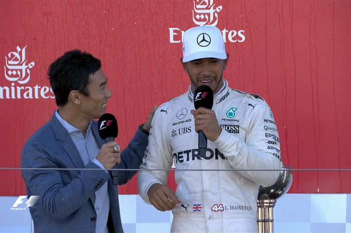 Lewis Hamilton (kanan) diwawancarai Takuma Sato di atas podium dan kini kokoh di klasemen pembalap meninggalkan rivalnya, Sebastian Vettel